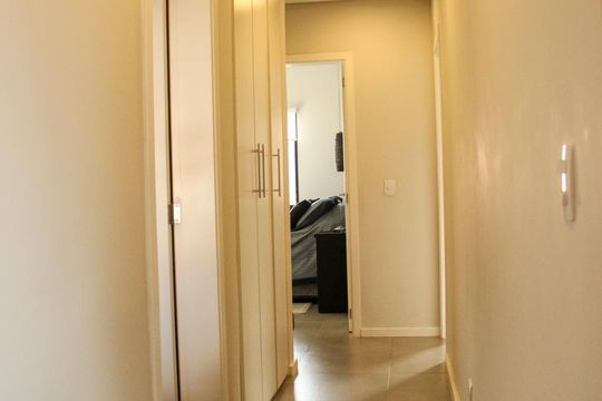 Vende-se casa com 3 suítes em Indianópolis. Aproveite varanda. Ótima compra. — Corredor