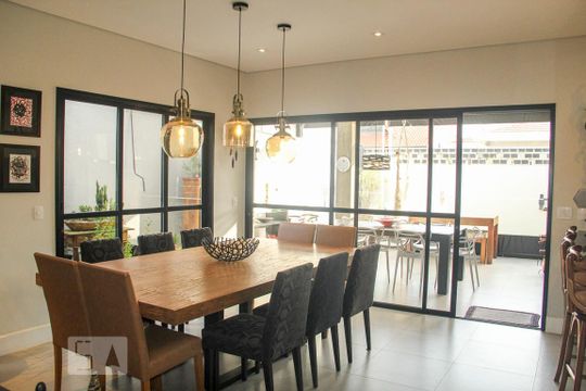 Vende-se casa com 3 suítes em Indianópolis. Aproveite varanda. Ótima compra. — Cozinha
