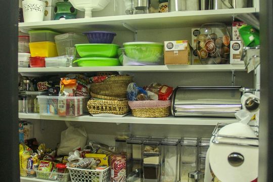 Vende-se casa com 3 suítes em Indianópolis. Aproveite varanda. Ótima compra. — Despensa