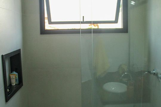 Vende-se casa com 3 suítes em Indianópolis. Aproveite varanda. Ótima compra. — Banheiro da Suíte 1