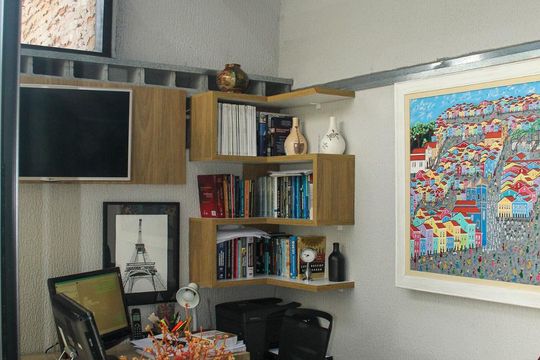 Vende-se casa com 3 suítes em Indianópolis. Aproveite varanda. Ótima compra. — Escritório