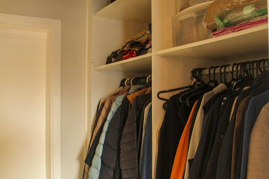 Vende-se casa com 3 suítes em Indianópolis. Aproveite varanda. Ótima compra. — Closet da Suíte Master