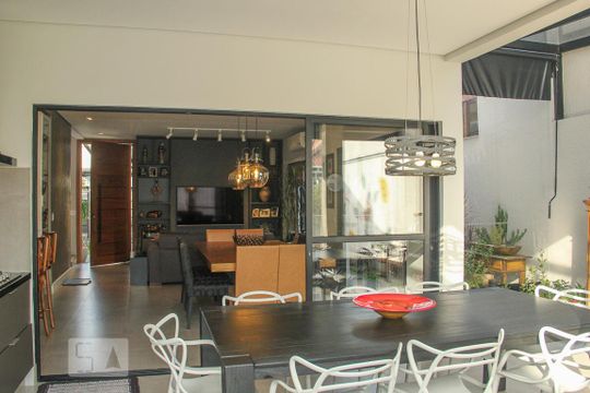 Vende-se casa com 3 suítes em Indianópolis. Aproveite varanda. Ótima compra. — Área Gourmet