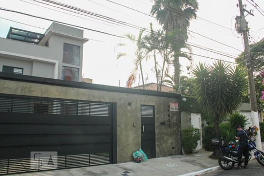 Vende-se casa com 3 suítes em Indianópolis. Aproveite varanda. Ótima compra. — Fachada