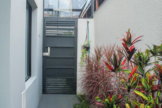 Vende-se casa com 3 suítes em Indianópolis. Aproveite varanda. Ótima compra. — Quintal