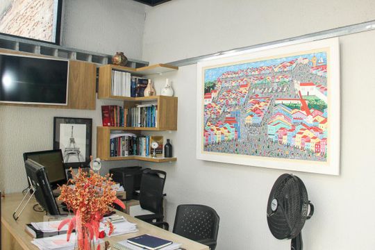 Vende-se casa com 3 suítes em Indianópolis. Aproveite varanda. Ótima compra. — Escritório