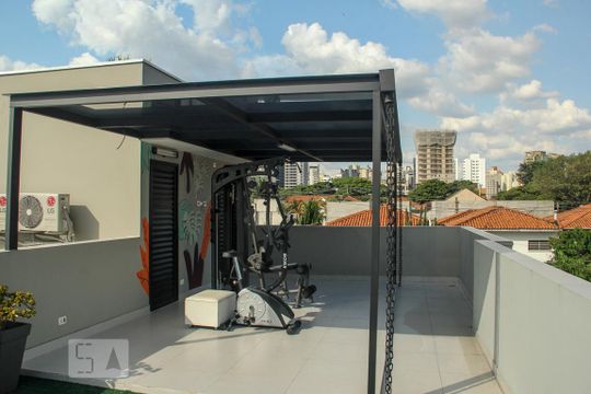 Vende-se casa com 3 suítes em Indianópolis. Aproveite varanda. Ótima compra. — Terraço