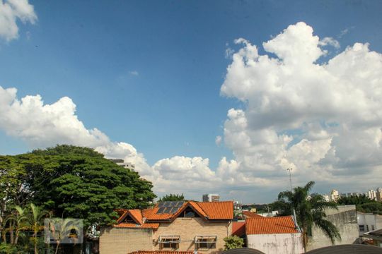 Vende-se casa com 3 suítes em Indianópolis. Aproveite varanda. Ótima compra. — Vista