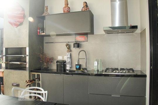 Vende-se casa com 3 suítes em Indianópolis. Aproveite varanda. Ótima compra. — Área Gourmet