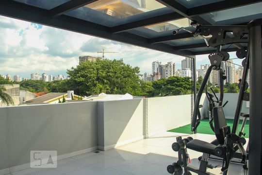 Vende-se casa com 3 suítes em Indianópolis. Aproveite varanda. Ótima compra. — Terraço