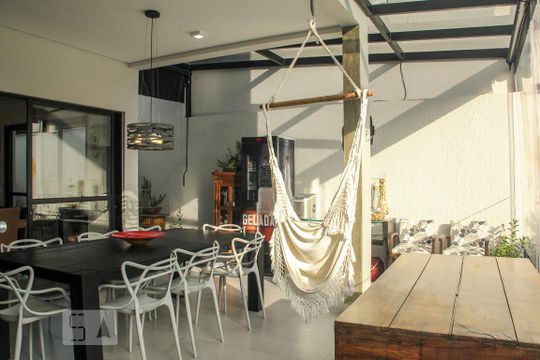 Vende-se casa com 3 suítes em Indianópolis. Aproveite varanda. Ótima compra. — Área Gourmet
