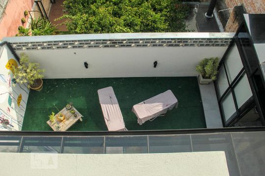 Vende-se casa com 3 suítes em Indianópolis. Aproveite varanda. Ótima compra. — Vista