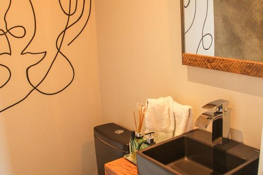 Vende-se casa com 3 suítes em Indianópolis. Aproveite varanda. Ótima compra. — Lavabo