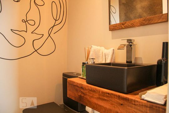 Vende-se casa com 3 suítes em Indianópolis. Aproveite varanda. Ótima compra. — Lavabo
