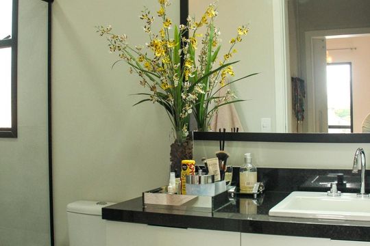 Vende-se casa com 3 suítes em Indianópolis. Aproveite varanda. Ótima compra. — Banheiro da Suíte Master