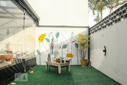Vende-se casa com 3 suítes em Indianópolis. Aproveite varanda. Ótima compra. — Quintal