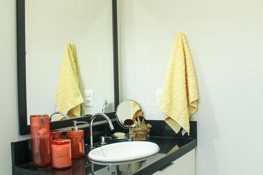 Vende-se casa com 3 suítes em Indianópolis. Aproveite varanda. Ótima compra. — Banheiro da Suíte 1