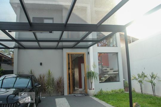 Vende-se casa com 3 suítes em Indianópolis. Aproveite varanda. Ótima compra. — Garagem