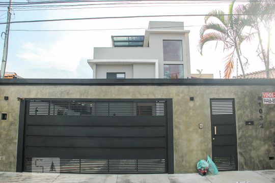 Vende-se casa com 3 suítes em Indianópolis. Aproveite varanda. Ótima compra. — Fachada