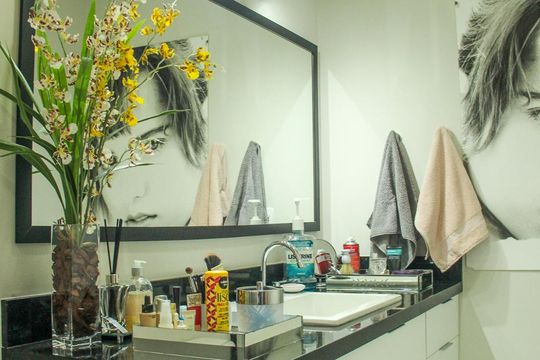 Vende-se casa com 3 suítes em Indianópolis. Aproveite varanda. Ótima compra. — Banheiro da Suíte Master