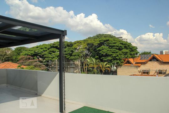 Vende-se casa com 3 suítes em Indianópolis. Aproveite varanda. Ótima compra. — Terraço