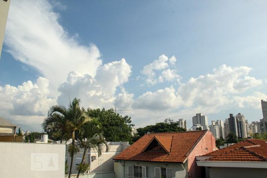 Vende-se casa com 3 suítes em Indianópolis. Aproveite varanda. Ótima compra. — Vista
