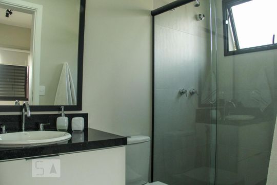 Vende-se casa com 3 suítes em Indianópolis. Aproveite varanda. Ótima compra. — Banheiro da Suíte 2