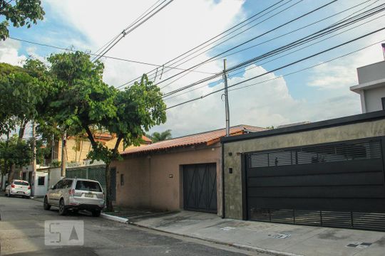 Vende-se casa com 3 suítes em Indianópolis. Aproveite varanda. Ótima compra. — Fachada