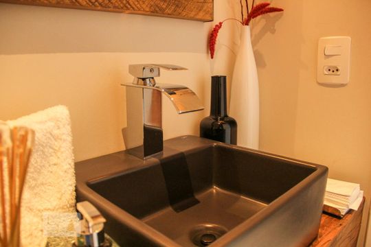 Vende-se casa com 3 suítes em Indianópolis. Aproveite varanda. Ótima compra. — Lavabo