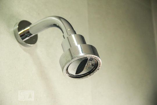 Vende-se casa com 3 suítes em Indianópolis. Aproveite varanda. Ótima compra. — Banheiro da Suíte Master