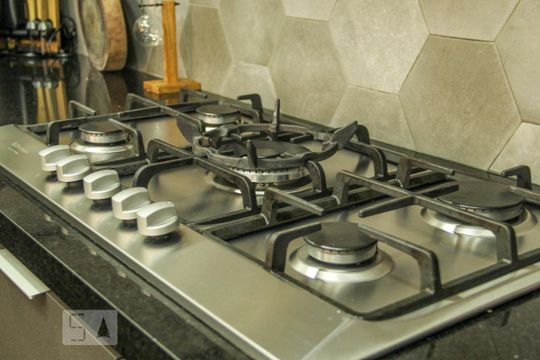 Vende-se casa com 3 suítes em Indianópolis. Aproveite varanda. Ótima compra. — Cozinha