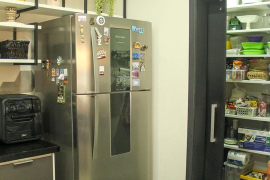 Vende-se casa com 3 suítes em Indianópolis. Aproveite varanda. Ótima compra. — Despensa