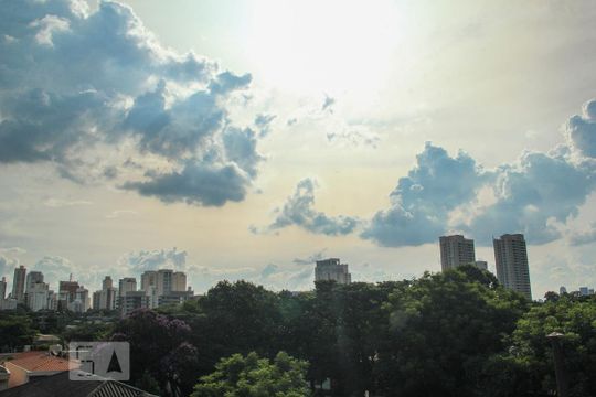 Vende-se casa com 3 suítes em Indianópolis. Aproveite varanda. Ótima compra. — Vista