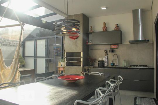 Vende-se casa com 3 suítes em Indianópolis. Aproveite varanda. Ótima compra. — Área Gourmet