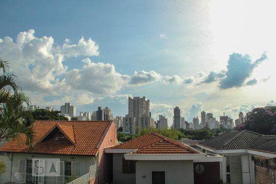Vende-se casa com 3 suítes em Indianópolis. Aproveite varanda. Ótima compra. — Vista