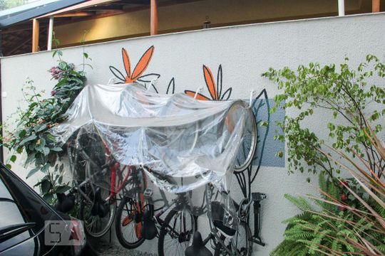 Vende-se casa com 3 suítes em Indianópolis. Aproveite varanda. Ótima compra. — Bicicletário