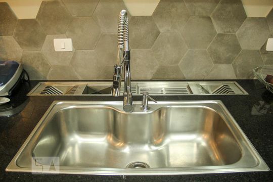 Vende-se casa com 3 suítes em Indianópolis. Aproveite varanda. Ótima compra. — Cozinha