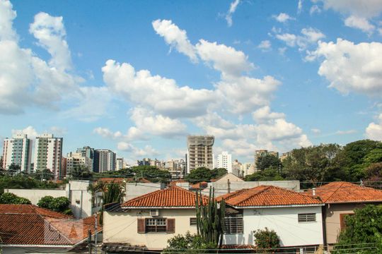 Vende-se casa com 3 suítes em Indianópolis. Aproveite varanda. Ótima compra. — Vista