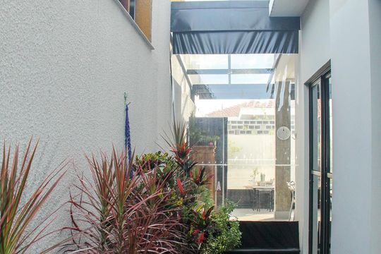 Vende-se casa com 3 suítes em Indianópolis. Aproveite varanda. Ótima compra. — Quintal