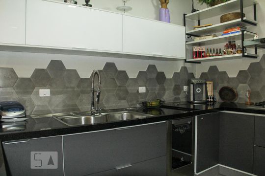 Vende-se casa com 3 suítes em Indianópolis. Aproveite varanda. Ótima compra. — Cozinha