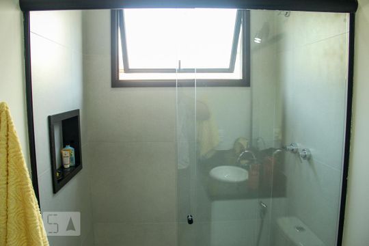 Vende-se casa com 3 suítes em Indianópolis. Aproveite varanda. Ótima compra. — Banheiro da Suíte 1