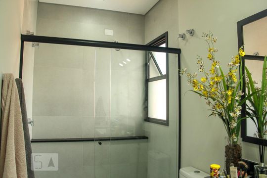 Vende-se casa com 3 suítes em Indianópolis. Aproveite varanda. Ótima compra. — Banheiro da Suíte Master