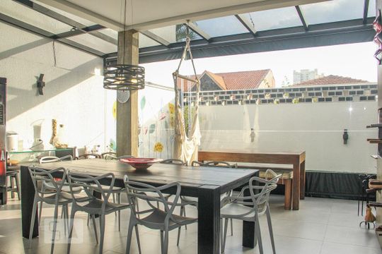 Vende-se casa com 3 suítes em Indianópolis. Aproveite varanda. Ótima compra. — Área Gourmet