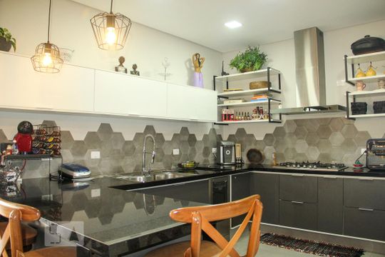 Vende-se casa com 3 suítes em Indianópolis. Aproveite varanda. Ótima compra. — Cozinha