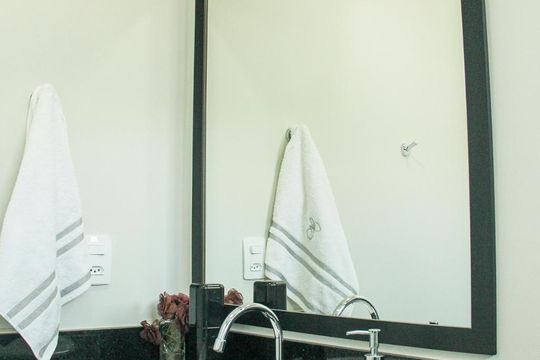 Vende-se casa com 3 suítes em Indianópolis. Aproveite varanda. Ótima compra. — Banheiro da Suíte 2