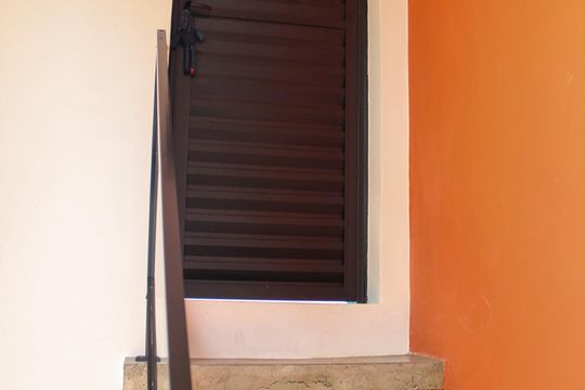 Vende-se casa com 3 suítes em Indianópolis. Aproveite varanda. Ótima compra. — Escada
