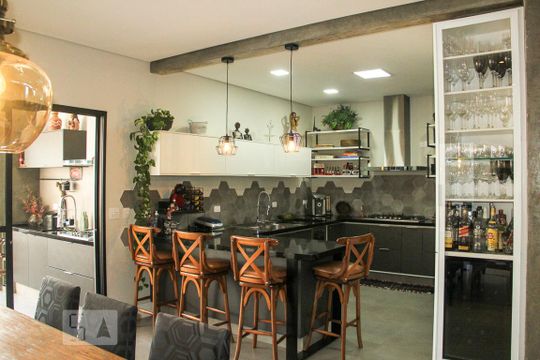 Vende-se casa com 3 suítes em Indianópolis. Aproveite varanda. Ótima compra. — Cozinha