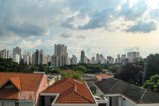 Vende-se casa com 3 suítes em Indianópolis. Aproveite varanda. Ótima compra. — Vista