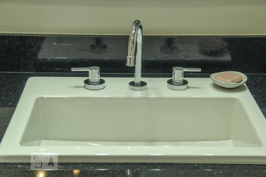 Vende-se casa com 3 suítes em Indianópolis. Aproveite varanda. Ótima compra. — Banheiro da Suíte Master