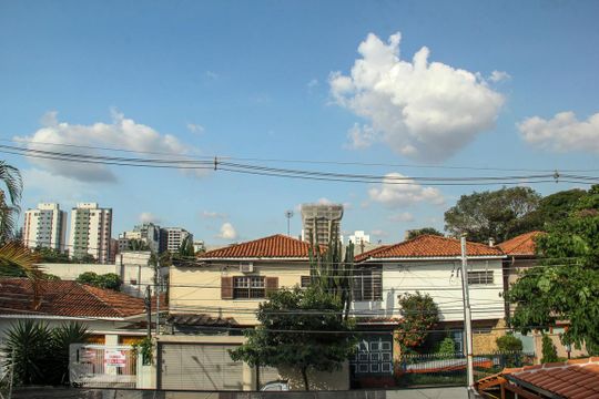 Vende-se casa com 3 suítes em Indianópolis. Aproveite varanda. Ótima compra. — Vista